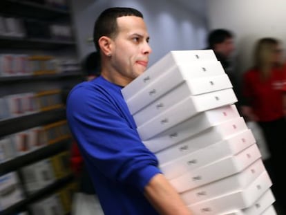 Un empleado de Apple lleva los iPad a la tienda.