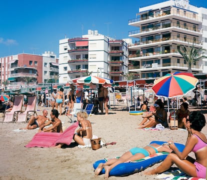 Playeros en Benidorm en 1985.