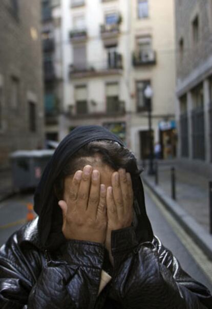 Nadia Ghulan, la joven afgana a la que la explosión de una bomba le desfiguró la cara y que durante once años ha vivido con la identidad de su hermano muerto, ayer en Barcelona.