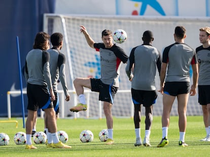 Robert Lewandowski junto a varios compañeros durante el entrenamiento que el Barcelona este martes.