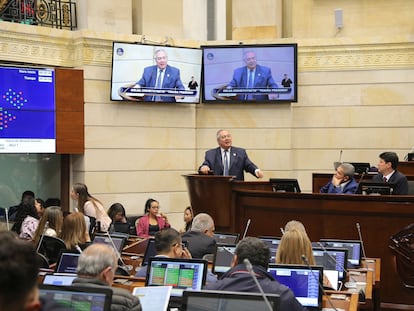 Iván Name habla durante la sesión plenaria del Senado, en Bogotá, el 18 de marzo de 2024.