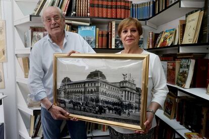 Lomos dorados y hojas pasadas por el tiempo desfilan por cada una de las casetas de la Feria del Libro antiguo y viejo de Otoño (hasta el 14 de octubre en el Paseo de Recoletos). En la caseta 33, las filas de libros viejos están adornadas por cientos de postales que el matrimonio de Juan Molina y Pilar Álvarez coleccionan desde hace décadas.