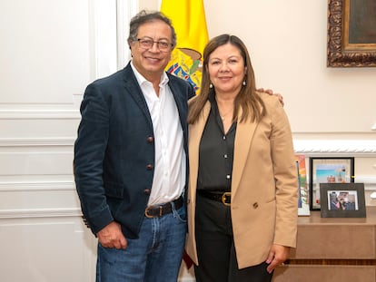 Gustavo Petro junto a la recién elegida fiscal general de Colombia, Luz Adriana Camargo, en Bogotá.