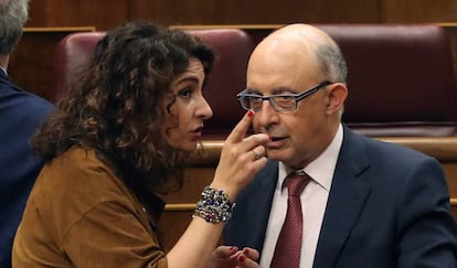 La ministra de Hacienda, María Jesús Montero, con su antecesor, Cristóbal Montoro.