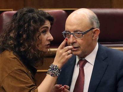 La ministra de Hacienda, María Jesús Montero, con su antecesor, Cristóbal Montoro.