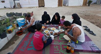 Una familia de refugiados sirios en Líbano, en una imagen de archivo.