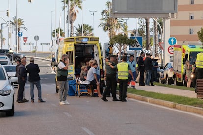 Una ambulancia atiende a varios heridos tras el accidente.