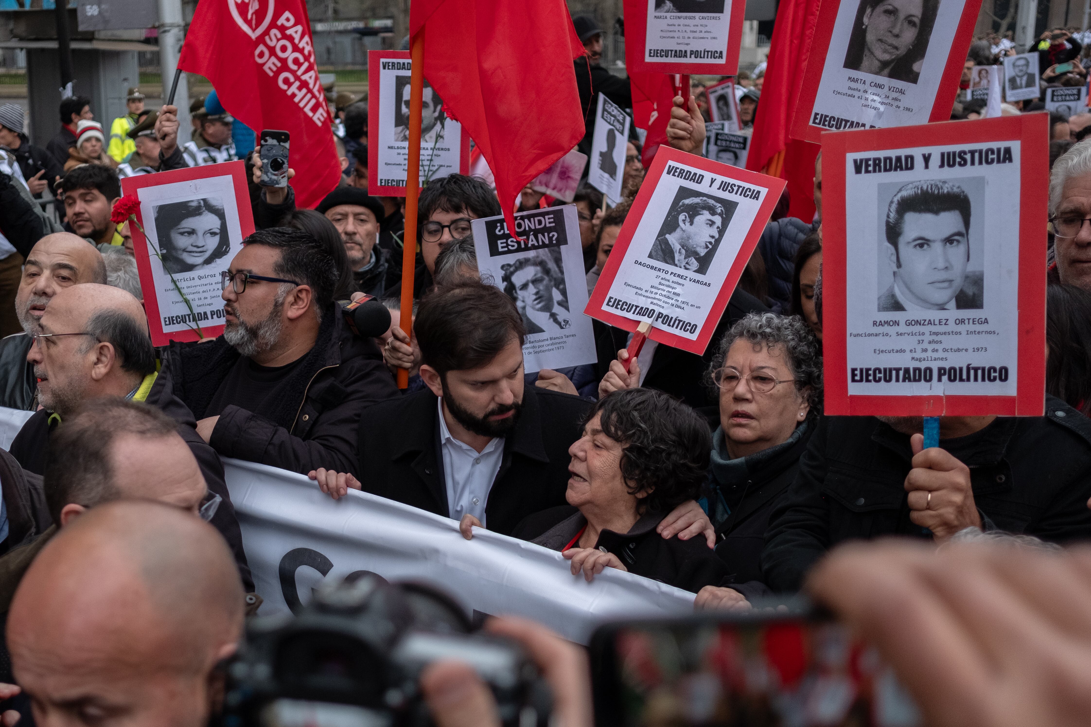 El presidente Gabriel Boric marcha junto a los familiares de los desaparecidos en la dictadura por la conmemoración de los 50 años del golpe de estado.