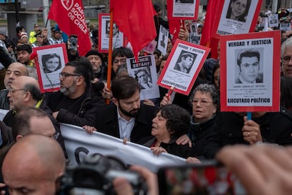 El presidente Gabriel Boric marcha junto a los familiares de los desaparecidos en la dictadura por la conmemoración de los 50 años del golpe de estado.