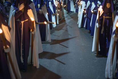 Penitentes de la Virgen de la Primitiva, Pontificia y Real Congregación del Santísimo Cristo de la Vera Cruz y María Santísima de los Dolores, durante el recorrido de la procesión del Domingo de Ramos en Jaén.