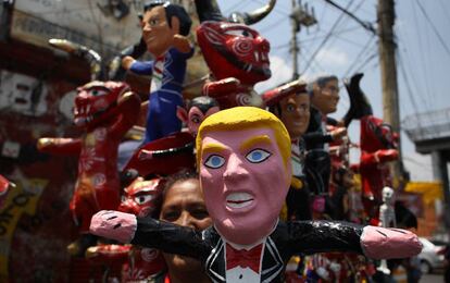 Un muñeco con la imagen de Trump, en la tradicional "quema de Judas", en la Ciudad de México.