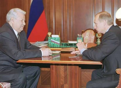 El presidente ruso Vladimir Putin conversa con su predecesor Boris Yeltsin durante un encuentro entre ambos en el Kremlin, en Moscú.