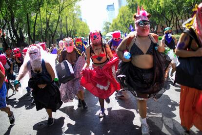 Un contingente de manifestantes avanza bailando sobre Paseo de la Reforma, este viernes.