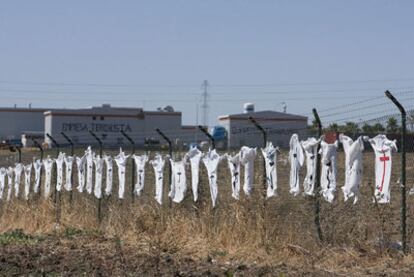 Los trabajadores de Visteon colgaron camisetas con cruces por el anuncio del cierre de la fábrica.