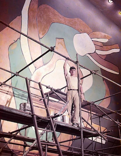Bruce Gregory pintando uno de los murales diseñados por Fernand Léger para el salón principal de la Asamblea General de Naciones Unidas. |