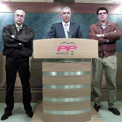 Javier Arenas, ayer, entre Jaimen Raynaud, candidato del PP en Sevilla, y Ricardo Tarno, presidente provincial.