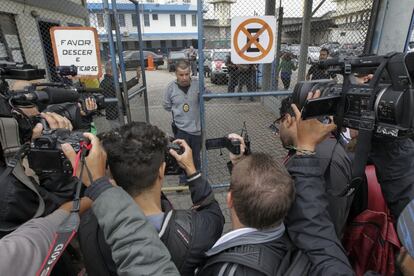 Un trabajador del Centro de Detenci&oacute;n Provisional en S&atilde;o Paulo.