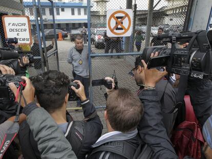 Un trabajador del Centro de Detenci&oacute;n Provisional en S&atilde;o Paulo.