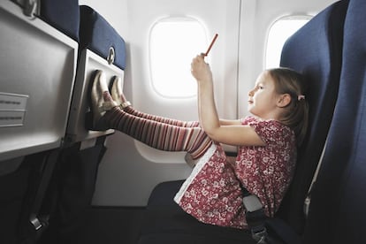 Si suele viajar en avión, tarde o temprano le tocará lidiar con niños que lloran, con personas que le patean el asiento desde detrás, con un vecino de asiento excesivamente sociable o con otro que no conoce sus límites en cuanto a la ocupación espacial que le corresponde. Para sobrellevar con garbo tamaña humanidad, el mindfulnes o atención plena puede serle de mucha utilidad. Así lo afirma <a href="http://www.mindfulmanagement.es/ma-pilar-casanova/" target="_blank">María Pilar Casanovas</a>, experta en esta técnica y en gestión de la reducción de estrés en Mindful Management, quien propone tres simples ejercicios. Uno, calme su mente: Manteniendo su respiración habitual, empiece a contar hacia atrás, desde 21 hasta cero, tras cada espiración. Dos: observe su respiración. Si le pueden los nervios centre su atención en el abdomen, sintiéndolo en cada respiración. Por último, hágase un “escaneo corporal”: ponga su atención en las sensaciones de su cuerpo. Puede empezar por el pie izquierdo, subir por la pierna hasta el glúteo, seguir por el pie y la pierna derecha y, luego, por el torso, espalda, brazos, cara y cabeza. Entre que lo aprende a hacer y lo pone en práctica, ya casi estará llegando.