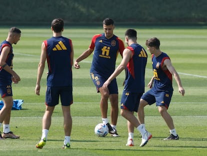 Rodri golpea el balón en un rondo durante el entrenamiento de la selección española celebrado este lunes en las instalaciones de la Universidad de Qatar.