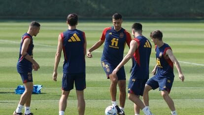 Entrenamiento de la selección española de fútbol dirigido por Luis Enrique en la Universidad de Qatar, en Doha, el pasado lunes.