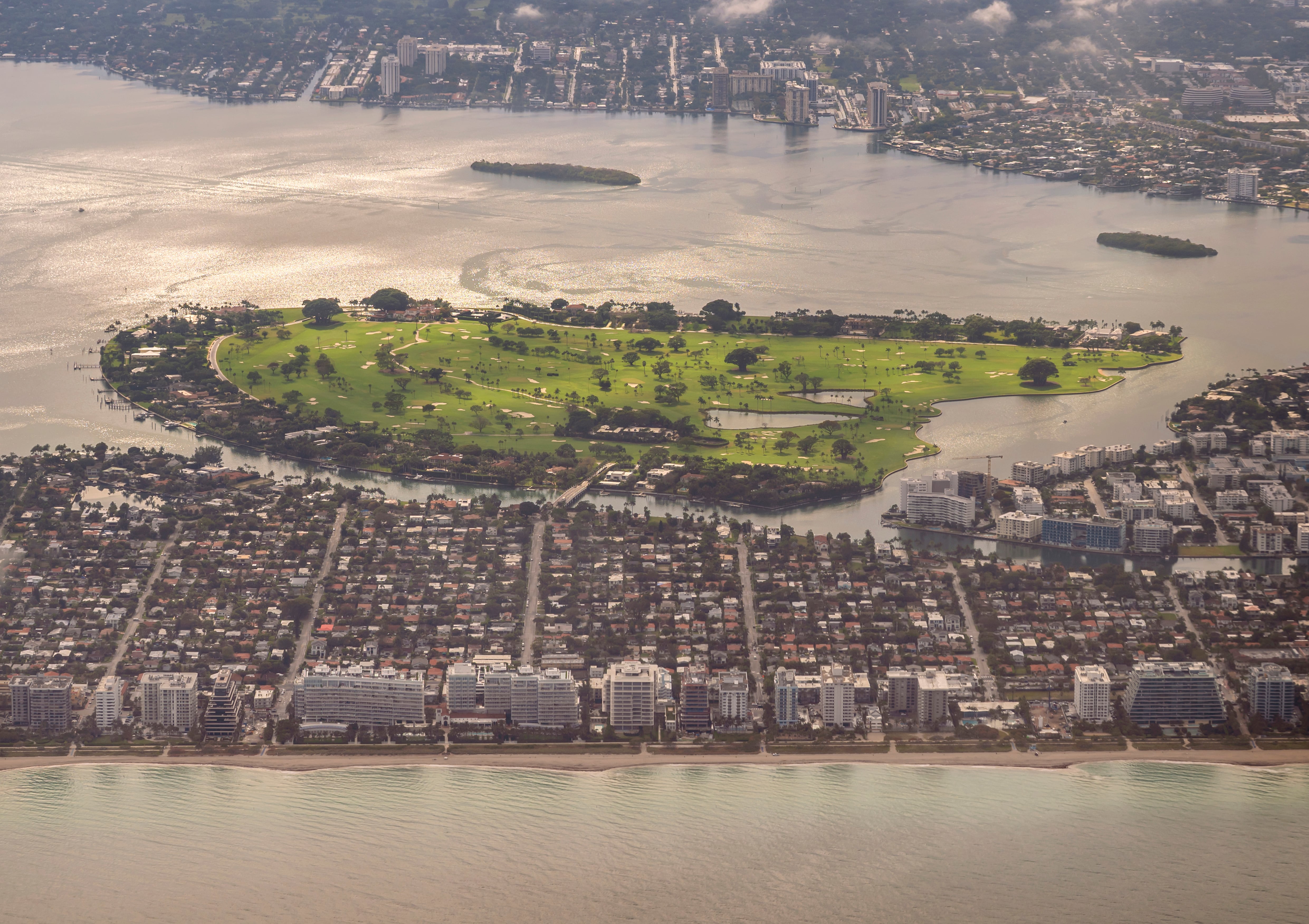 Mark Zuckerberg y su esposa Priscilla Chan se unen al club de los ultrarricos de California que buscan casa en Miami