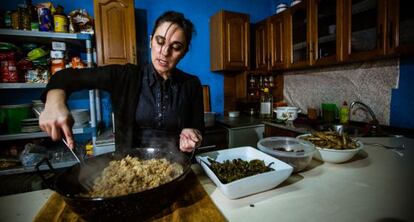 La granadina Palmira Crespo prepara los platos del comedor social que ha puesto en marcha.