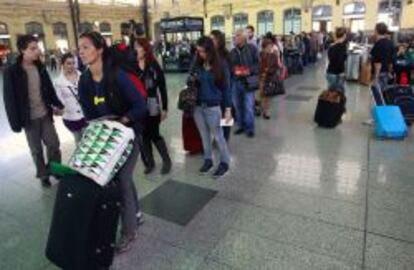 Pasajeros en la estaci&oacute;n de Valencia esperando para acceder al tren durante la huelga de 24 horas. 