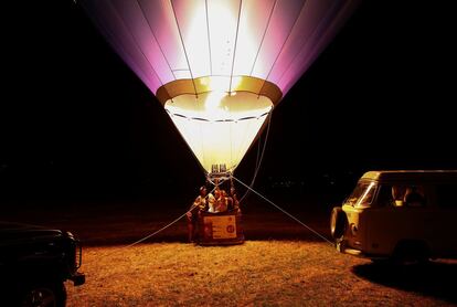 Los miembros de un equipo preparan su globo de aire caliente en la localidad italiana de Terni.