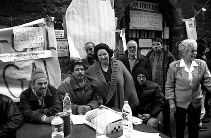 Montserrat Caballé con un grupo de inmigrantes en la iglesia del Pi, Barcelona en 2001.