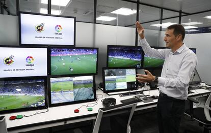 El excolegiado Carlos Clos Gómez explica el funcionamiento de una sala VAR en la Ciudad del Fútbol de Las Rozas.