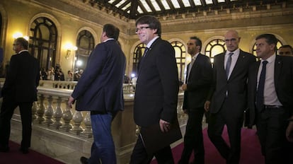 Carles Puigdemont arriba al ple del Parlament junt amb alguns membres del Govern.
