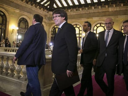 Carles Puigdemont arriba al ple del Parlament junt amb alguns membres del Govern.