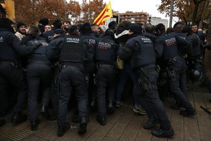 Agentes de los Mossos d'Esquadra impiden el acceso a un grupo de manifestantes al Museo de Lleida.