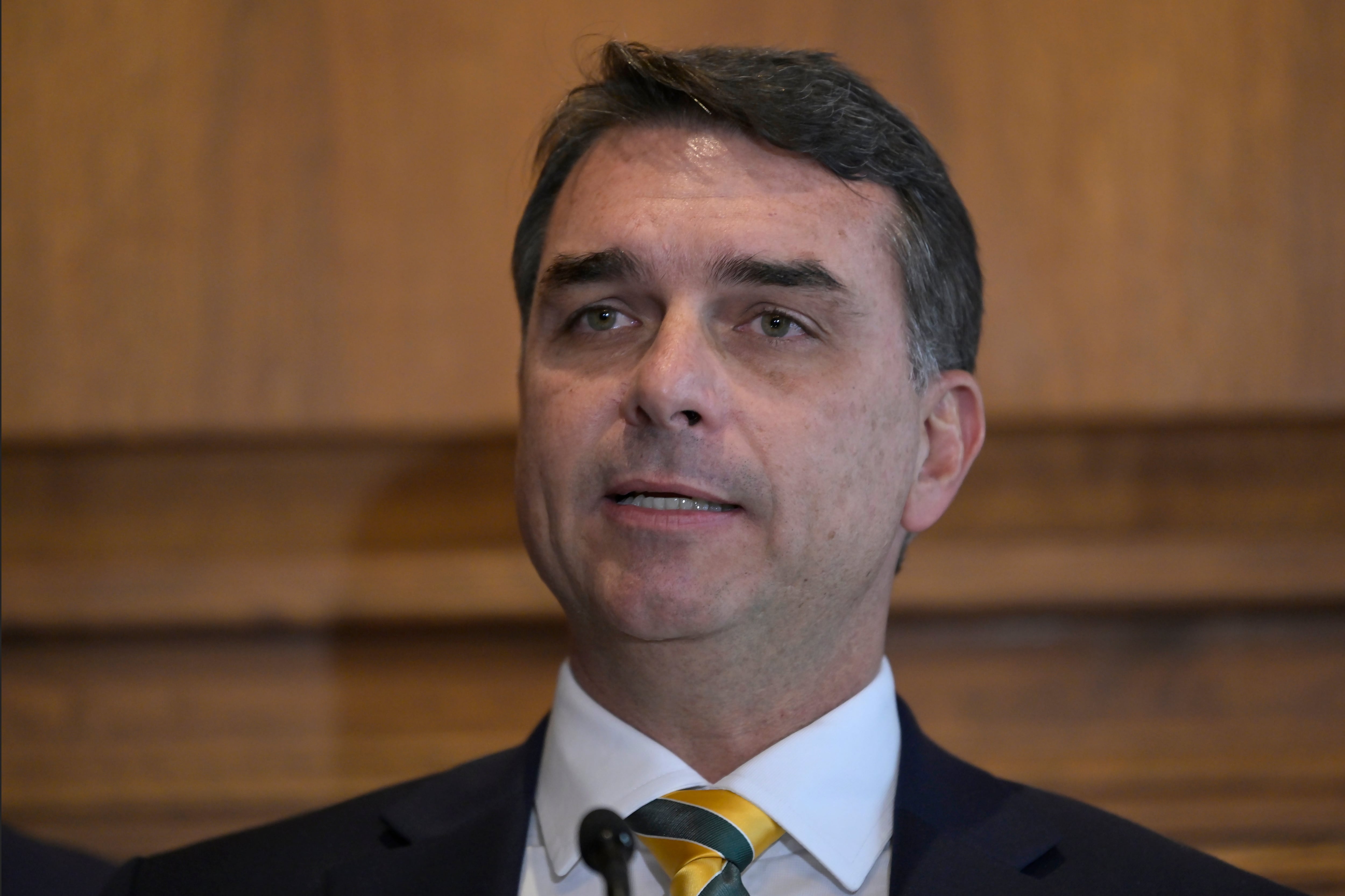 El juez prohíbe que Flávio Bolsonaro visite a su padre durante la campaña electoral
