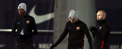 Dembélé, Mascherano e Iniesta, en la sesión de este miércoles.