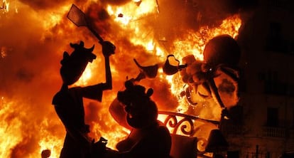 &#039;Crem&agrave;&#039; de una de las fallas en la plaza Obispo Amigo, en 2011. 