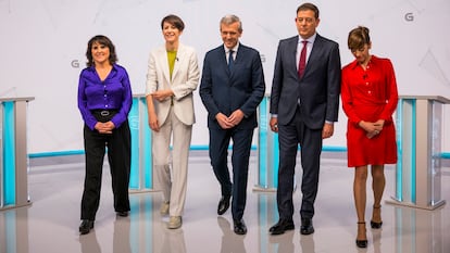 Los cinco candidatos a la presidencia de la Xunta de Galicia posaban antes del debate que se celebró el lunes en la televisión gallega.