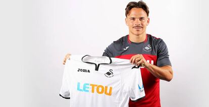 Roque Mesa posa con la camiseta del Swansea.