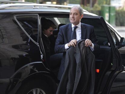 Francisco Camps desciende ayer del coche ante el juzgado.