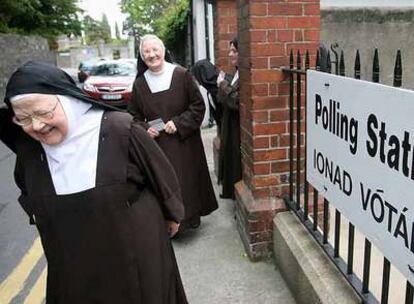 Un grupo de monjas sale de un colegio electoral en Dublín durante las últimas elecciones generales, celebradas el 24 de mayo de 2007.