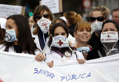 18 de noviembre. Asistentes a la "marcha blanca", en la que trabajadores del sistema sanitario madrileño salen de los distintos hospitales de Madrid hasta llegar a la Puerta del Sol, para protestar por el desmantelamiento de los hospitales y centros de salud y para defender una sanidad pública y universal.