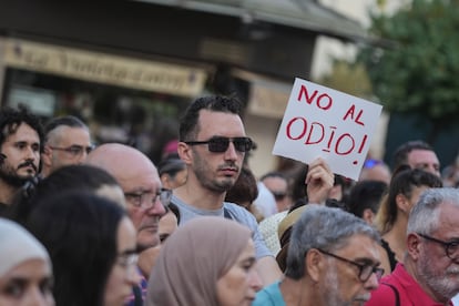 Concentración contra la violencia racista tras los hechos ocurridos en Torre Pacheco, en la plaza del Ayuntamiento de Valencia, este viernes.
