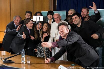 El selfie del ppapa con diez 'youtubers'.