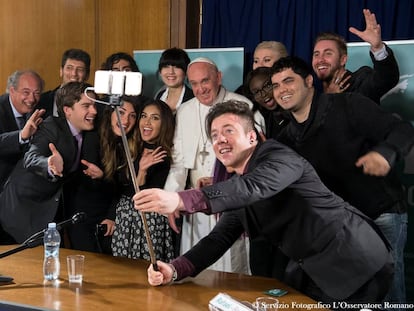 El selfie del ppapa con diez 'youtubers'.