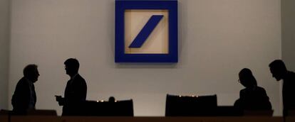 Directivos en una sala de Deutsche Bank con el logo del banco 