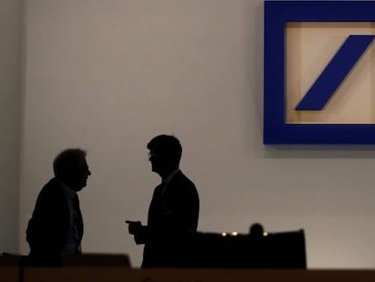 Directivos en una sala de Deutsche Bank con el logo del banco