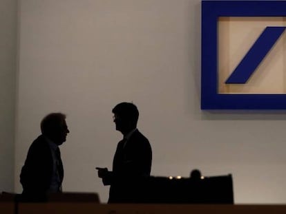 Directivos en una sala de Deutsche Bank con el logo del banco 