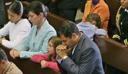 Correa, en misa con su familia en una imagen de archivo.