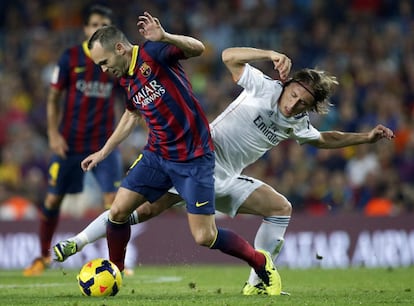 Iniesta es entrado por Modric